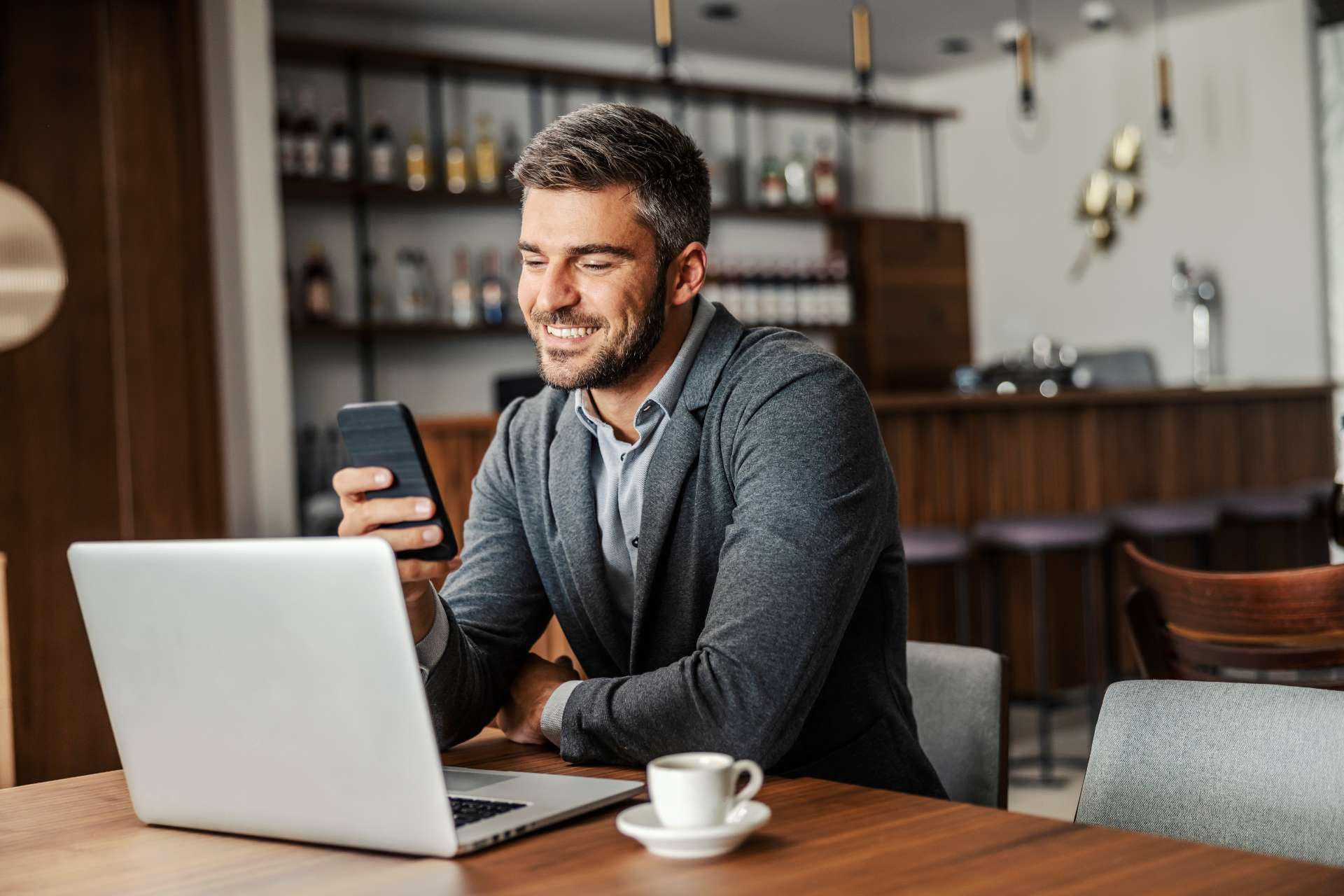 Photo_Professional_Mobile_Banking