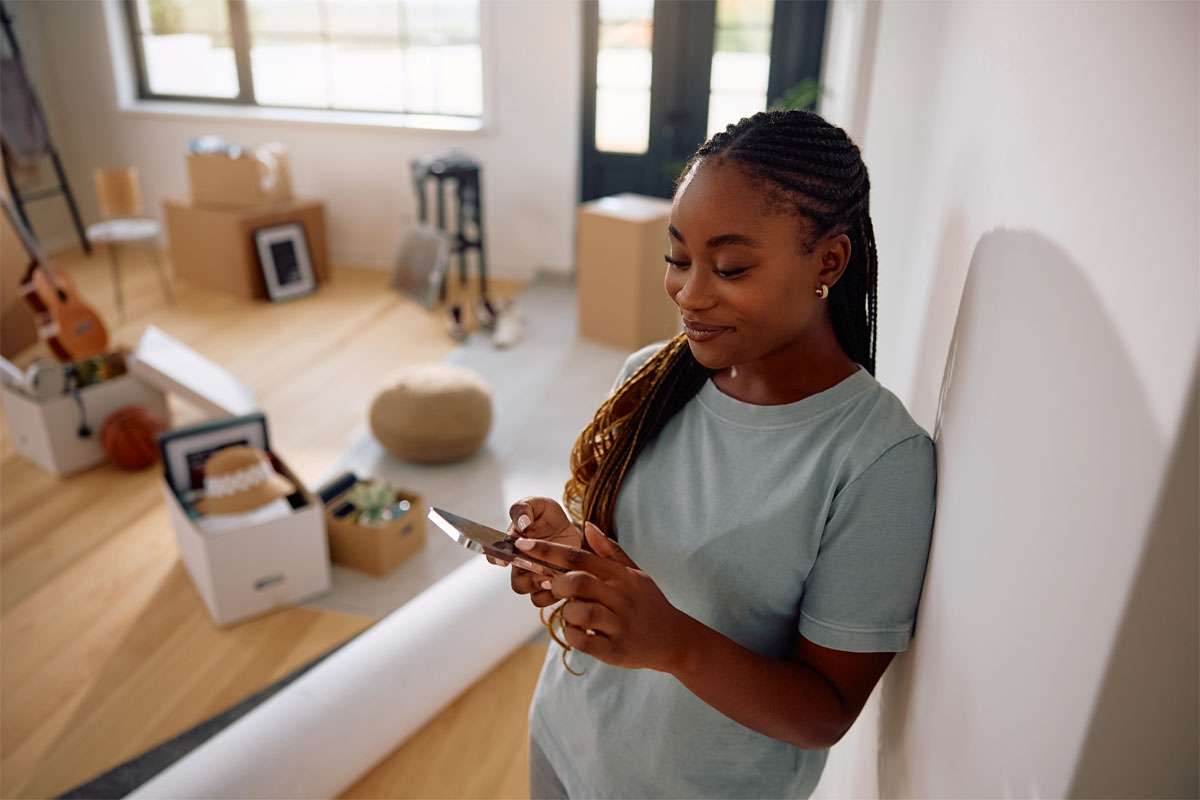 Photo_Woman-Phone-Moving