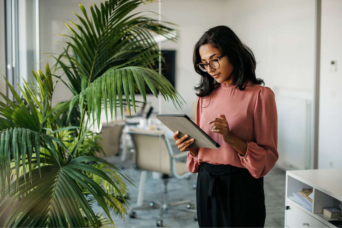Photo_Woman_in_Office_on_Tablet