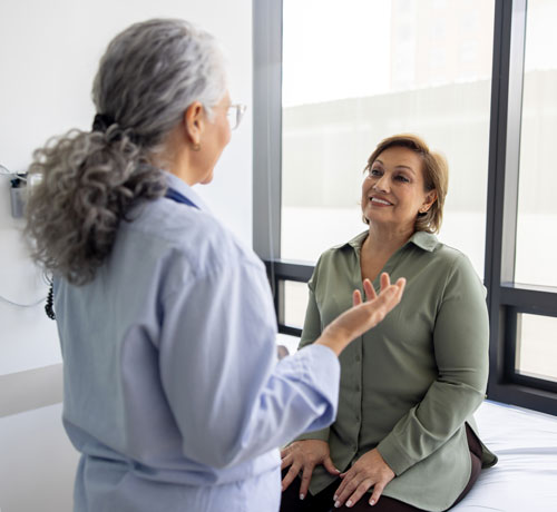 Private-Banking_Mature-woman-doctor-with-patient