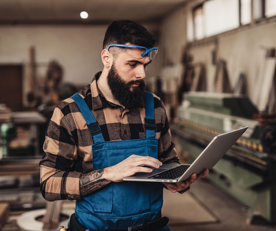 Business_Man-w.computer-in-shop_550x460