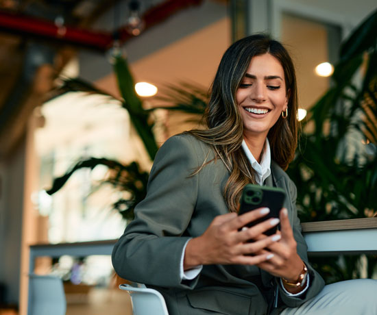 Business_Professional-woman-with-cellphone