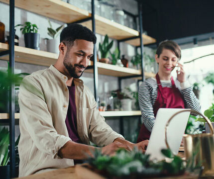 Business_Shop-assistants_550x460