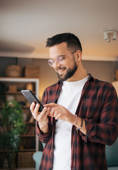 Digital-Banking_White-man-with-cellphone_500x720
