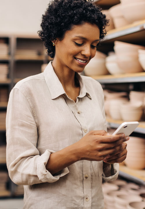 Digital-Banking_Woman-with-phone-in-shop