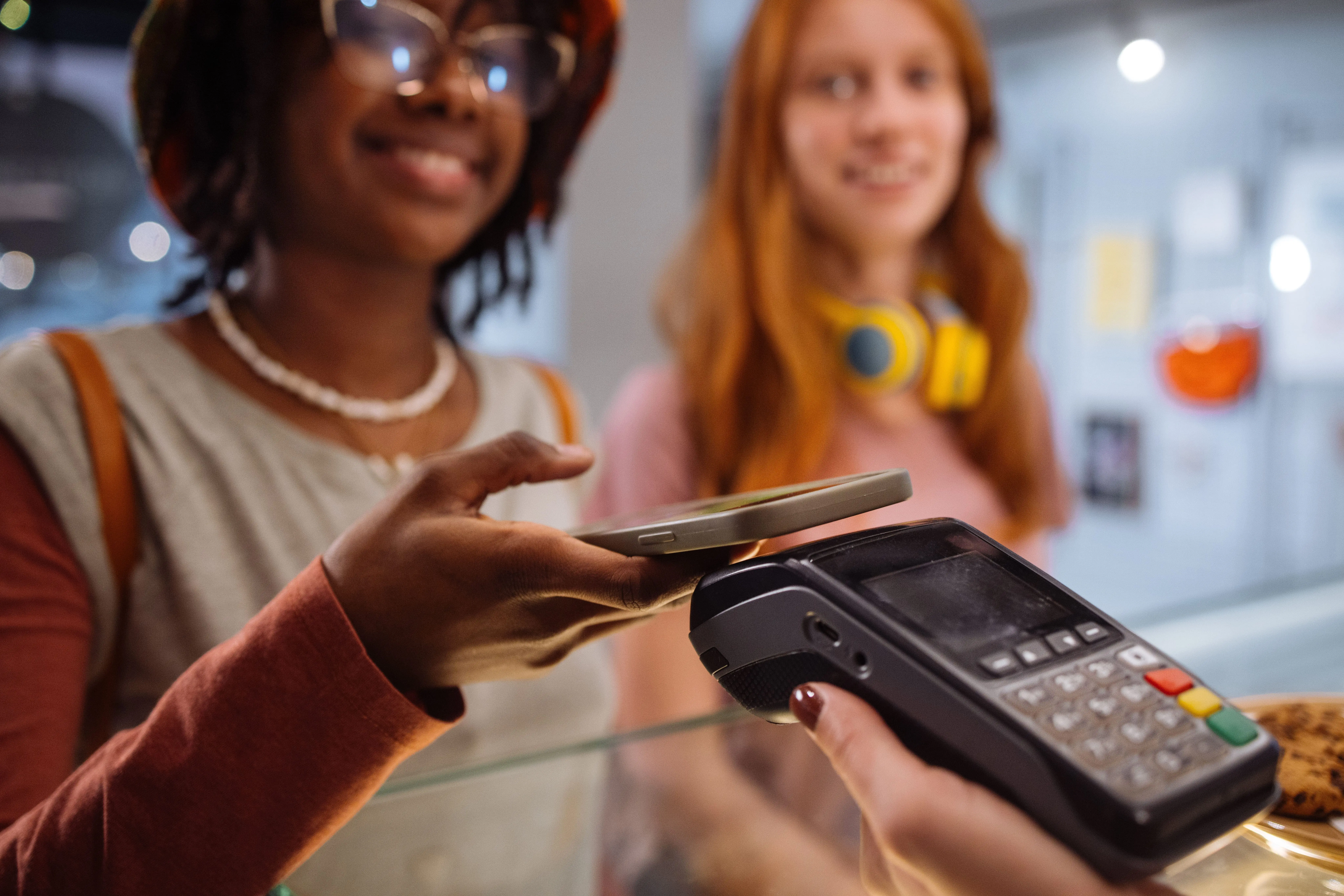 teen-using-digital-wallet-img